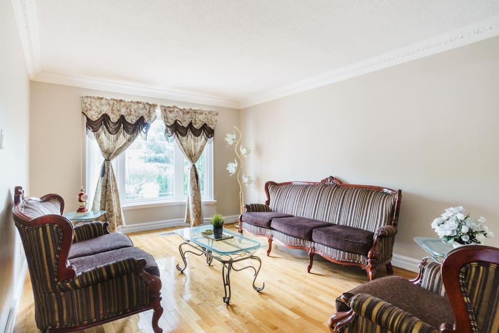Beautiful Home 4 Bed, 3 Bath, Garage, Backyard! 미시소거 외부 사진