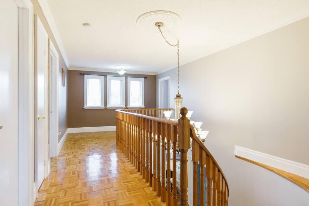 Beautiful Home 4 Bed, 3 Bath, Garage, Backyard! 미시소거 외부 사진