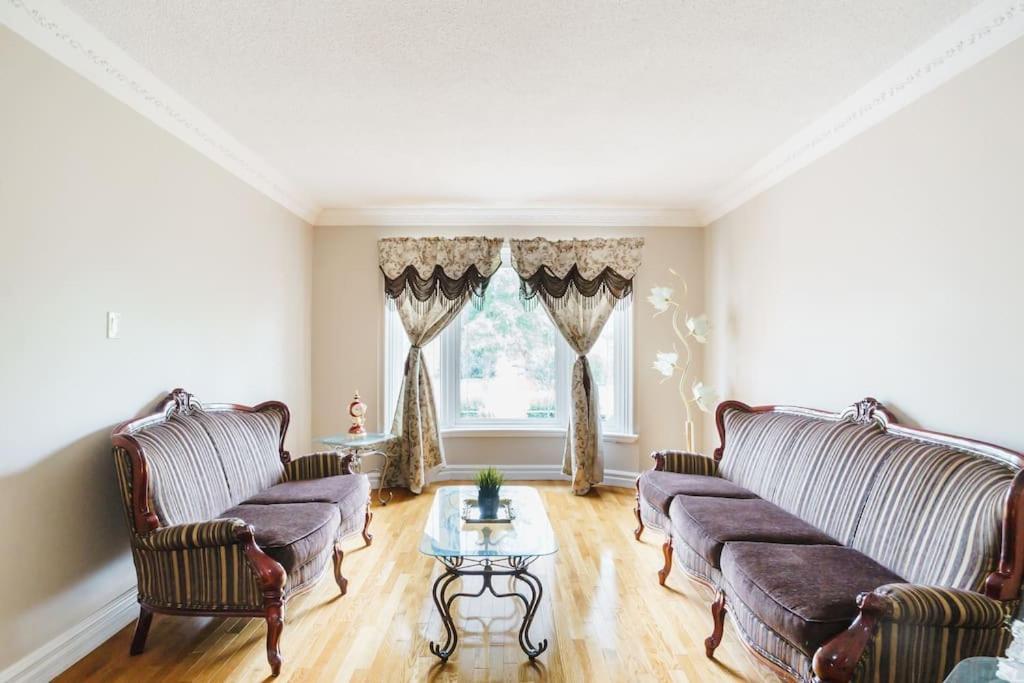 Beautiful Home 4 Bed, 3 Bath, Garage, Backyard! 미시소거 외부 사진