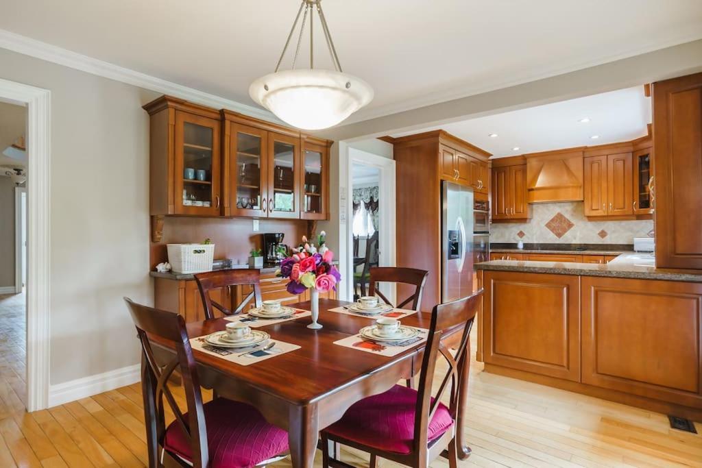 Beautiful Home 4 Bed, 3 Bath, Garage, Backyard! 미시소거 외부 사진