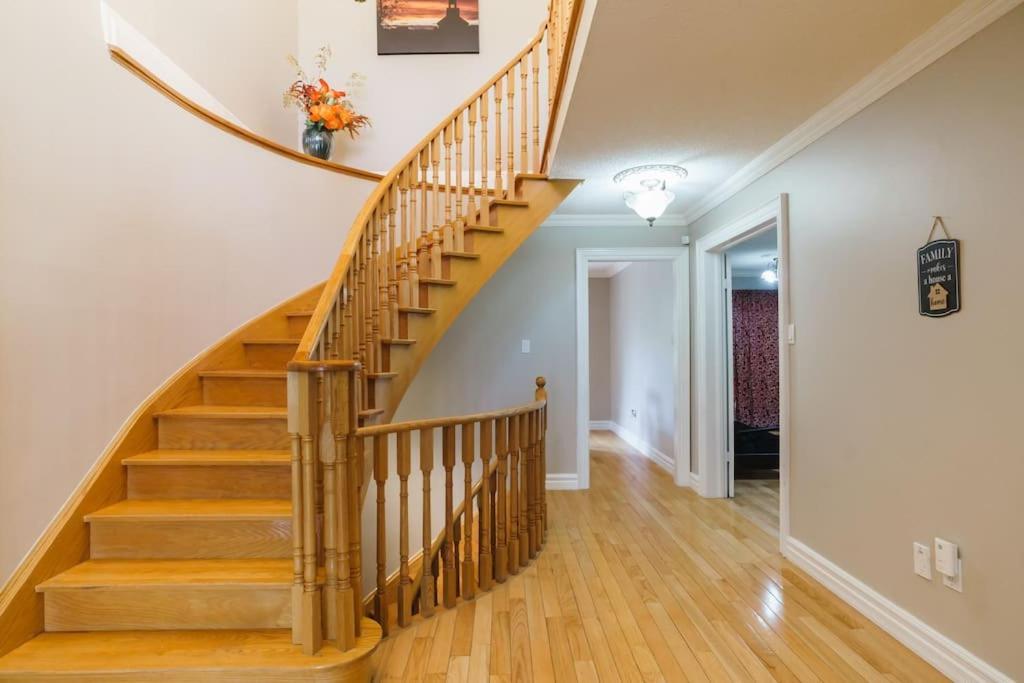 Beautiful Home 4 Bed, 3 Bath, Garage, Backyard! 미시소거 외부 사진