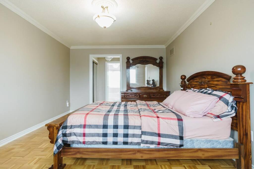 Beautiful Home 4 Bed, 3 Bath, Garage, Backyard! 미시소거 외부 사진