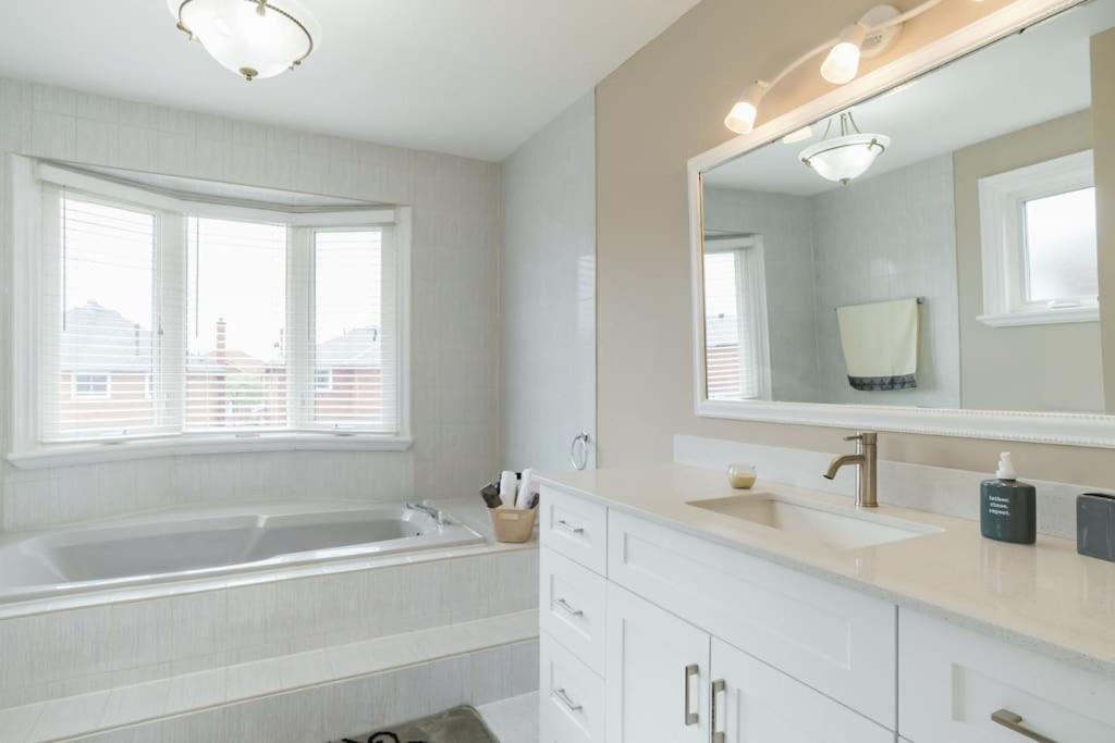 Beautiful Home 4 Bed, 3 Bath, Garage, Backyard! 미시소거 외부 사진
