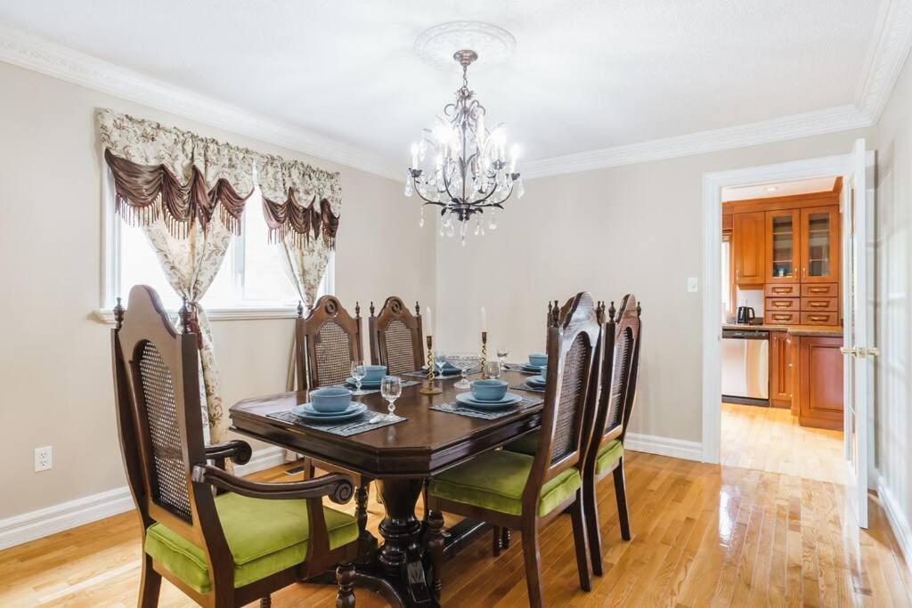 Beautiful Home 4 Bed, 3 Bath, Garage, Backyard! 미시소거 외부 사진