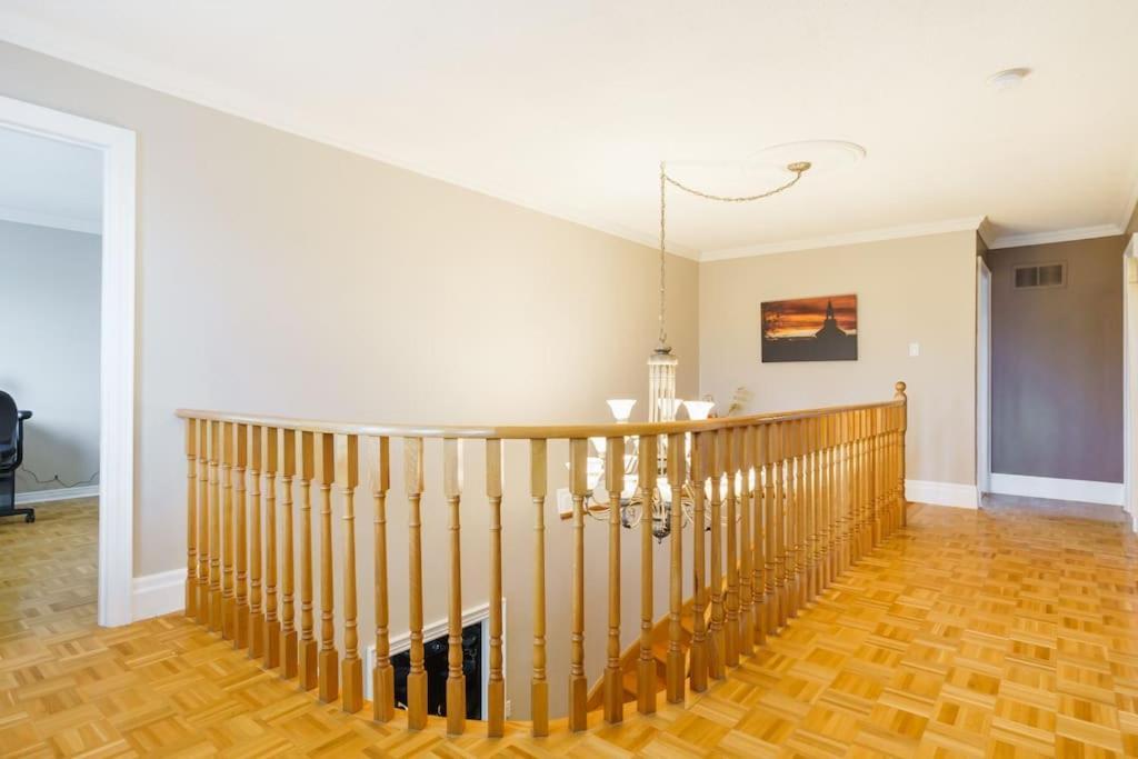 Beautiful Home 4 Bed, 3 Bath, Garage, Backyard! 미시소거 외부 사진