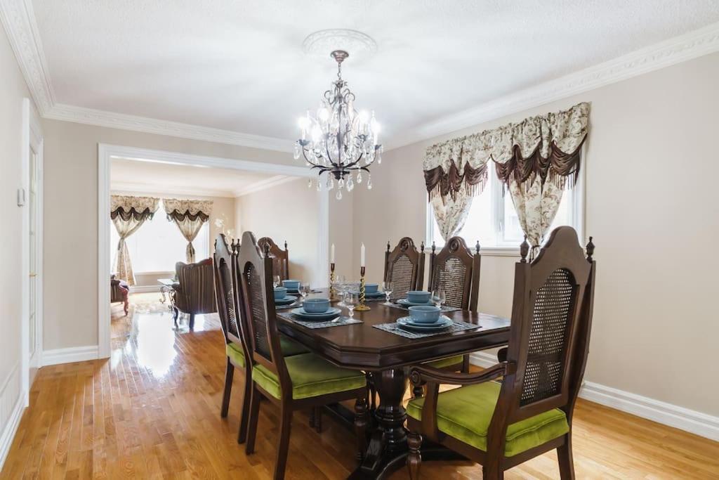 Beautiful Home 4 Bed, 3 Bath, Garage, Backyard! 미시소거 외부 사진