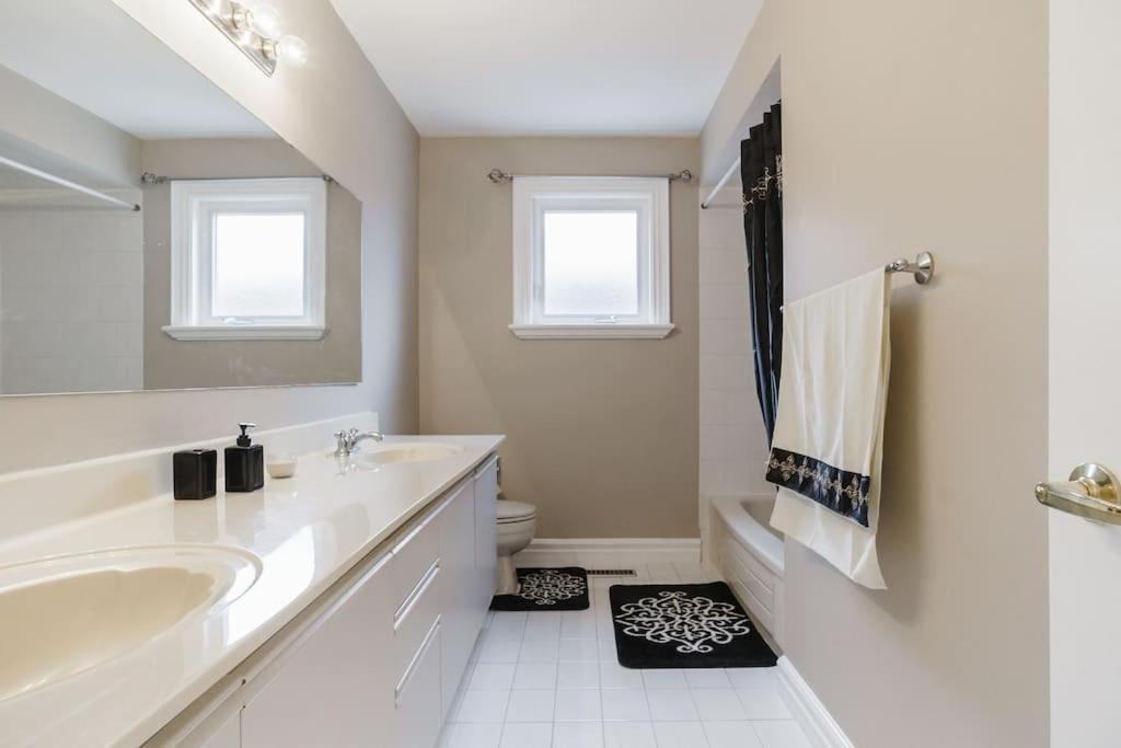 Beautiful Home 4 Bed, 3 Bath, Garage, Backyard! 미시소거 외부 사진