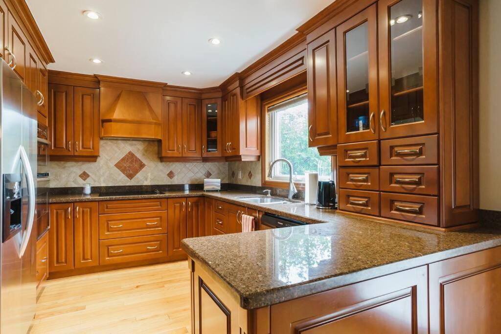 Beautiful Home 4 Bed, 3 Bath, Garage, Backyard! 미시소거 외부 사진