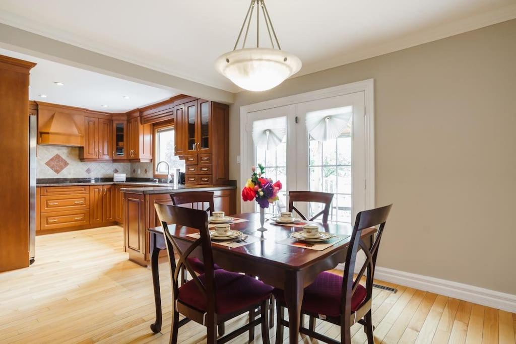 Beautiful Home 4 Bed, 3 Bath, Garage, Backyard! 미시소거 외부 사진